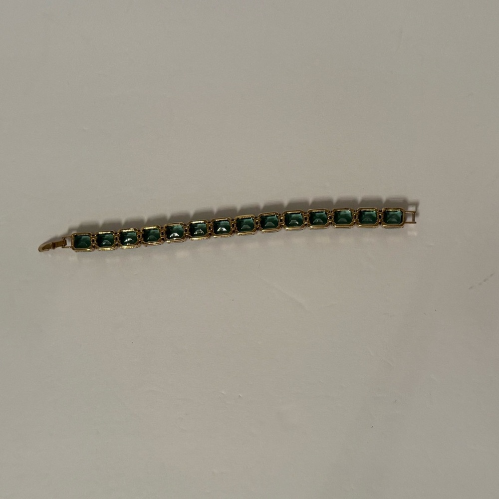 MONET BRACELET GREEN FACETED GLASS GOLD TONE SETTING 7.5” STUNNING - Picture 8 of 13